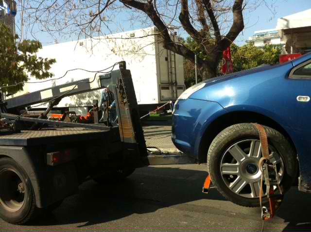 Πάτρα: Black Friday και για οδηγούς... Ο Γερανός της Τροχαίας "σηκώνει" τα διπλοσταθμευμένα! "Βροχή" οι κλήσεις