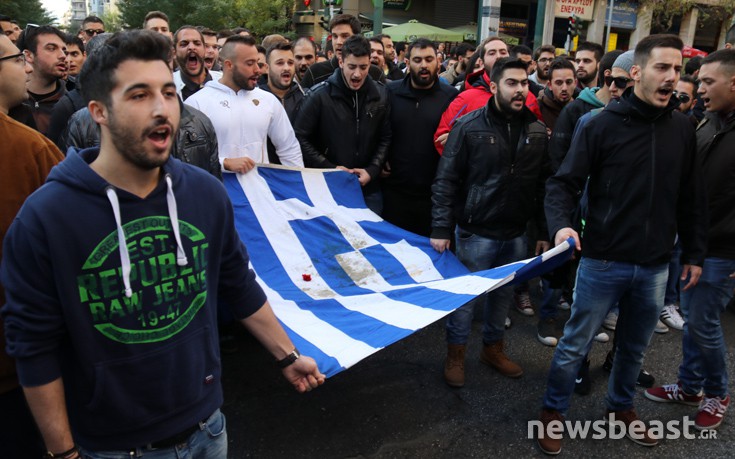 Η σημαία του Πολυτεχνείου στην κορυφή της πορείας