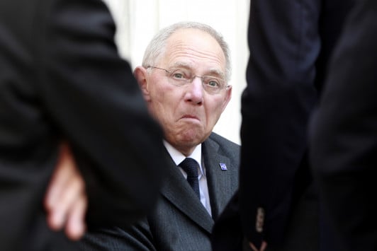 Σόιμπλε για χρέος: Δεν θα βοηθήσει κανείς την Ελλάδα