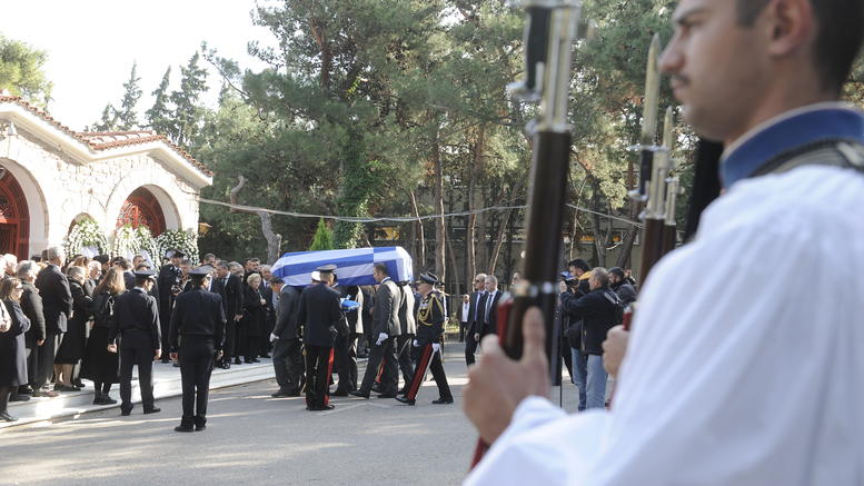 Κηδεία Στεφανόπουλου: Τι συμβολίζουν οι 21 «κανονιοβολισμοί»