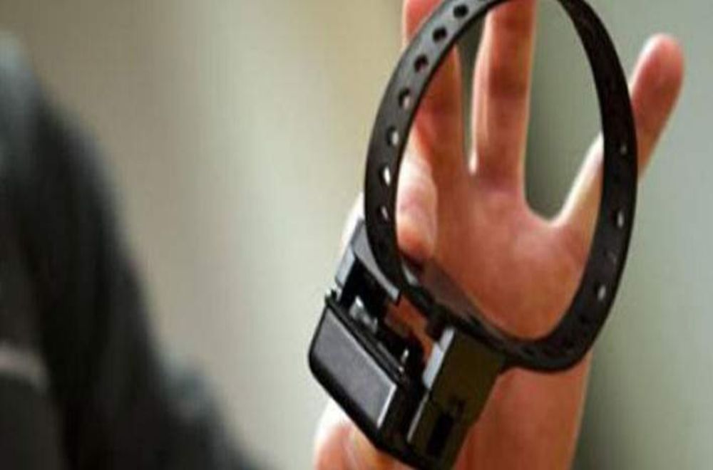 Η απάντηση της εταιρείας που επιτηρεί τους κατηγορούμενους με «βραχιολάκι» για την απόδραση