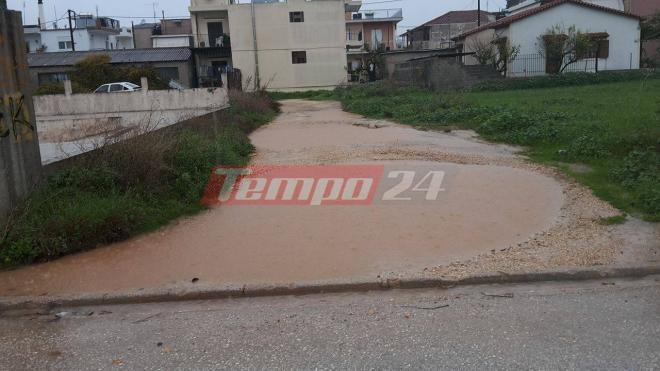 Πάτρα: Έγινε κι αυτό! Μετέφερε την επιχείρησή του γιατί τον χειμώνα ο δρόμος μετατρέπεται σε λίμνη - Ενώ οι μαθητές χρειάζονται βάρκες για το σχολείο! ΦΩΤΟΓΡΑΦΙΕΣ