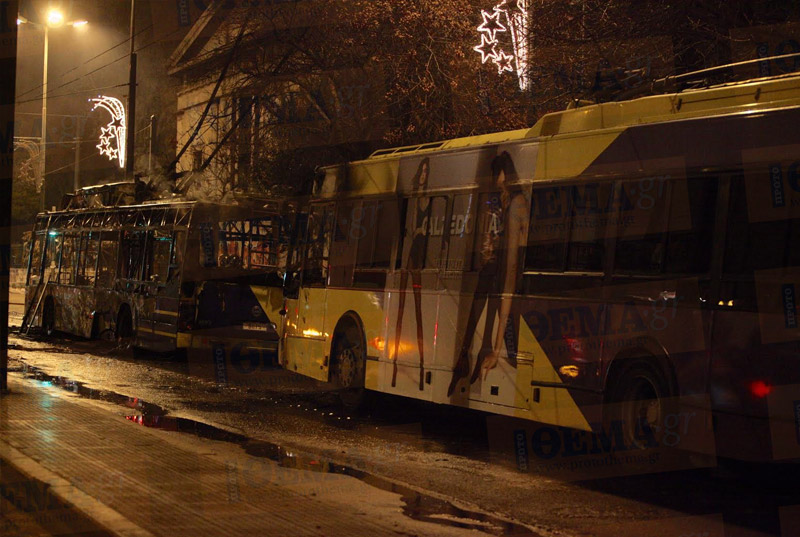 Πυρπόλησαν τρία τρόλεϊ ΦΩΤΟΓΡΑΦΙΕΣ