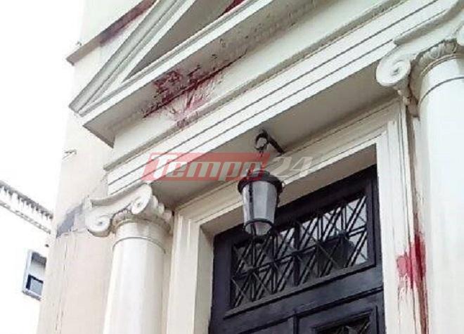 Την "πλήρωσε" το Δικαστικό Μέγαρο - Αντιεξουσιαστές πέταξαν "βόμβες" με μπογιά - ΔΕΙΤΕ πως έγινε το "κόσμημα" της Πάτρας
