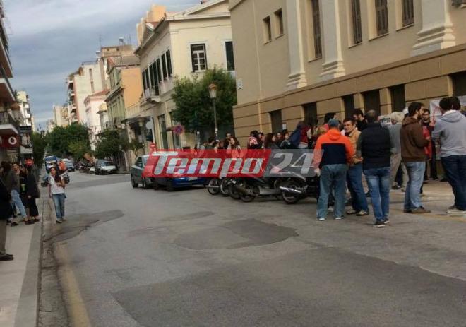 Πάτρα: Ούτε αύριο θα γίνουν πλειστηριασμοί - Απέχουν οι συμβολαιογράφοι, κινητοποίηση έξω από το Ειρηνοδικείο