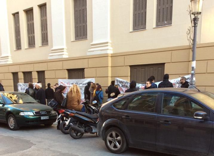 Πάτρα: Τελευταίο μπλόκο στους πλειστηριασμούς για το 2016 - Με το νέο χρόνο "επιστρατεύονται" και χάκερς!