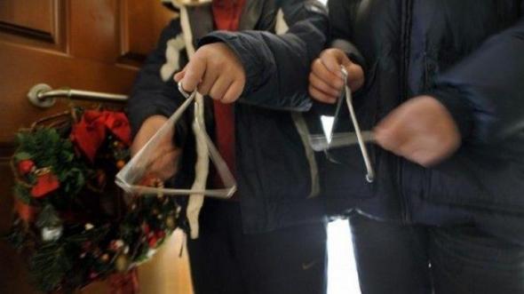 Εμφανίστηκαν ως επαίτες σε παιδιά και έκλεψαν τα χρήματα από τα Κάλαντα