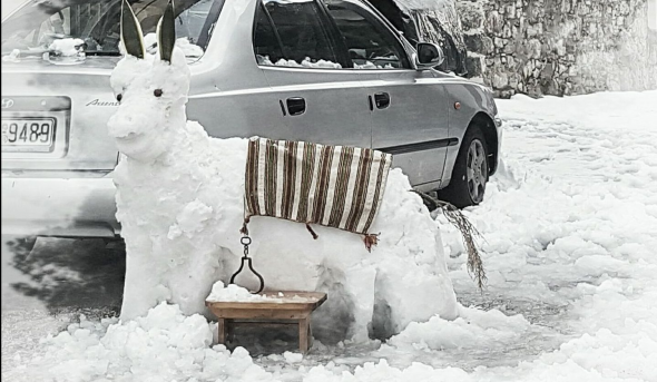 Ένας γάιδαρος από χιόνι στην Κρήτη- Επειδή όλα μπορούν να συμβούν όταν η φαντασία ντύνεται στα λευκά