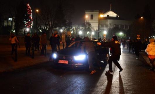Πολωνία: Διαδηλωτές απέκλεισαν το Κοινοβούλιο - Φυγαδεύτηκε η Πρωθυπουργός - ΒΙΝΤΕΟ