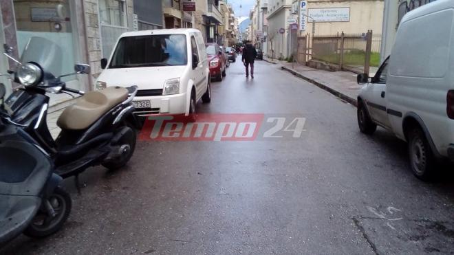 Πάτρα: Η ασυλία της Κανάρη - Συνεχίζεται η αυθαίρετη στάθμευση στον πεζόδρομο (ΦΩΤΟΓΡΑΦΙΑ)