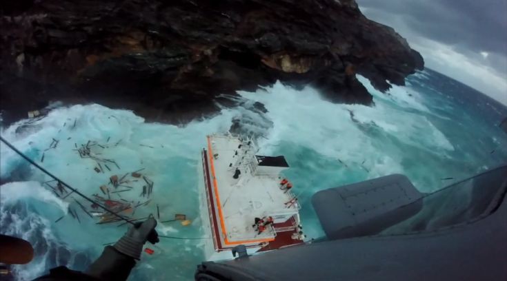 Άνδρος: Ο καιρός δεν επιτρέπει στα ρυμουλκά να προσεγγίσουν το πλοίο «Cabrera»