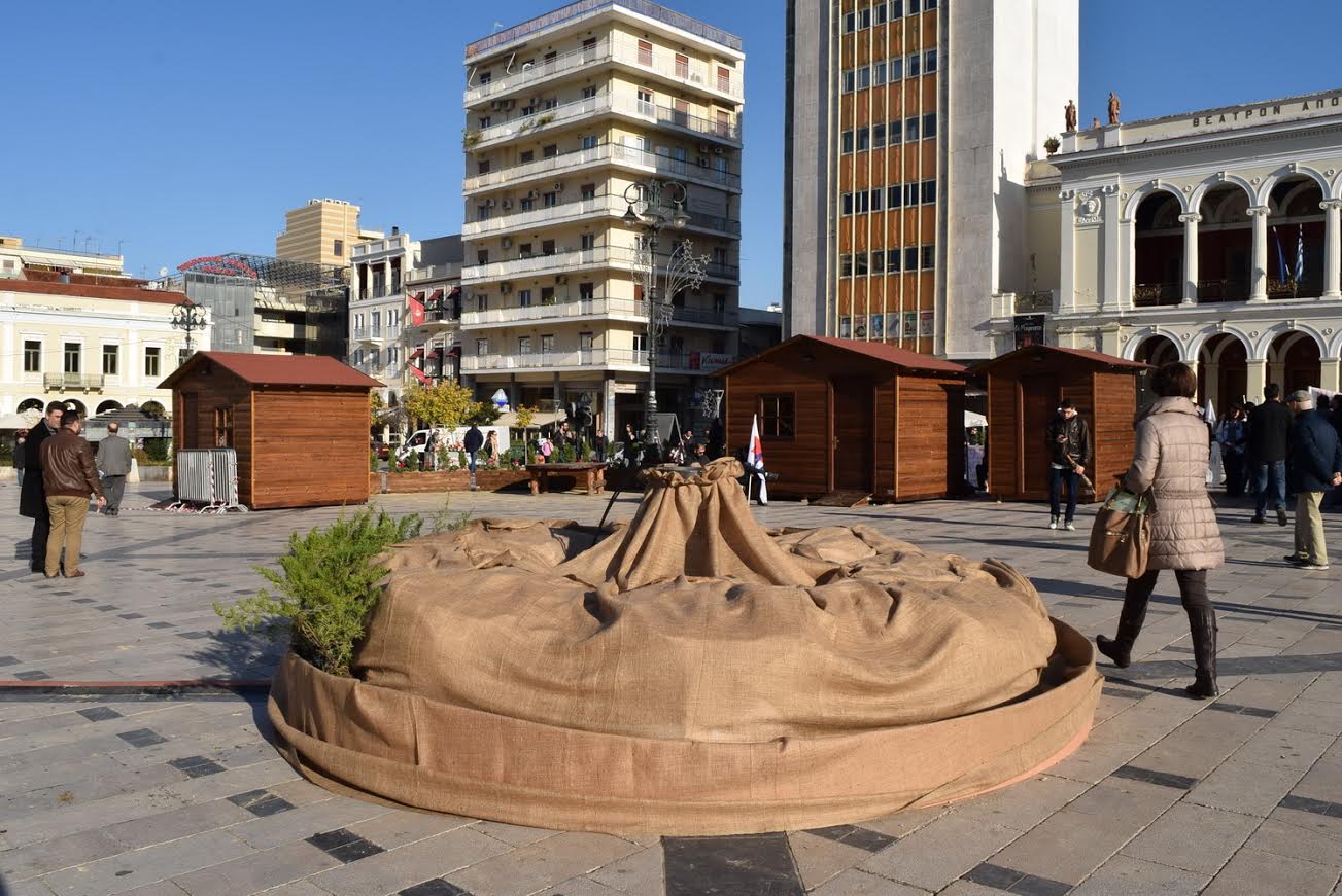 Πάτρα: Μουσικές, φώτα, Αη Βασίληδες μπαλαρίνες, ξυλοπόδαροι και άλλα πολλά στην εκδήλωση για το άναμμα του Χριστουγεννιάτικου δέντρου!