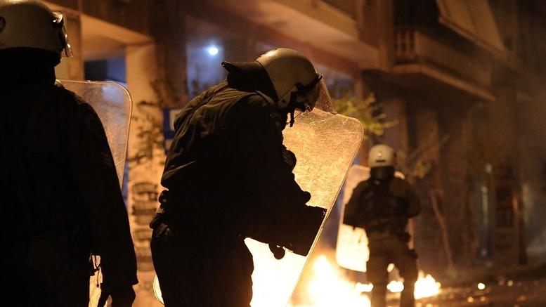 Επίθεση με βόμβες μολότοφ σε διμοιρία των ΜΑΤ στα Εξάρχεια