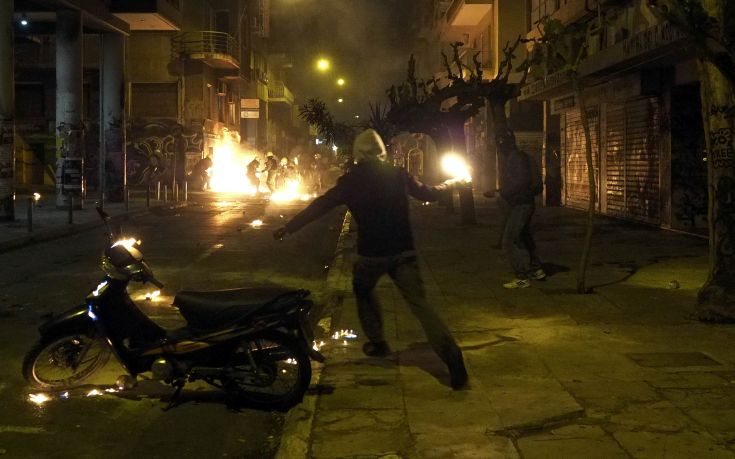 Επίθεση με μολότοφ σε διμοιρία των ΜΑΤ στα Εξάρχεια