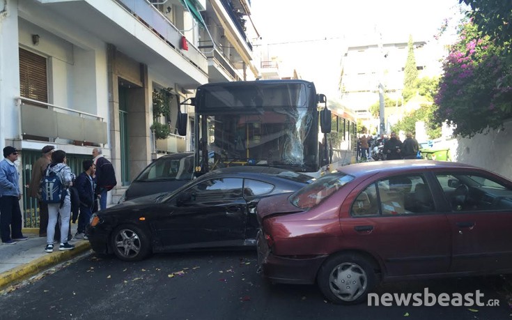 Ακυβέρνητο λεωφορείο παρέσυρε τα πάντα στο πέρασμά του και χτύπησε ηλικιωμένο - ΒΙΝΤΕΟ - ΦΩΤΟΓΡΑΦΙΕΣ