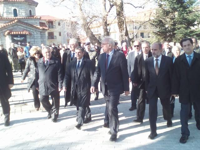 Καλάβρυτα: Γυναίκα επιτέθηκε με ύβρεις κατά των επισήμων - ΔΕΙΤΕ ΒΙΝΤΕΟ