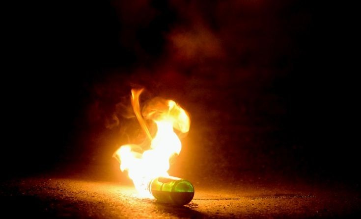 Ένταση στα Εξάρχεια - Πυρπόλησαν το περίπτερο δίπλα στο Πολυτεχνείο