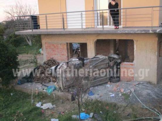 Απίστευτο τροχαίο: Το αυτοκίνητο καρφώθηκε σε μπαλκόνι - Νεκρός ο οδηγός