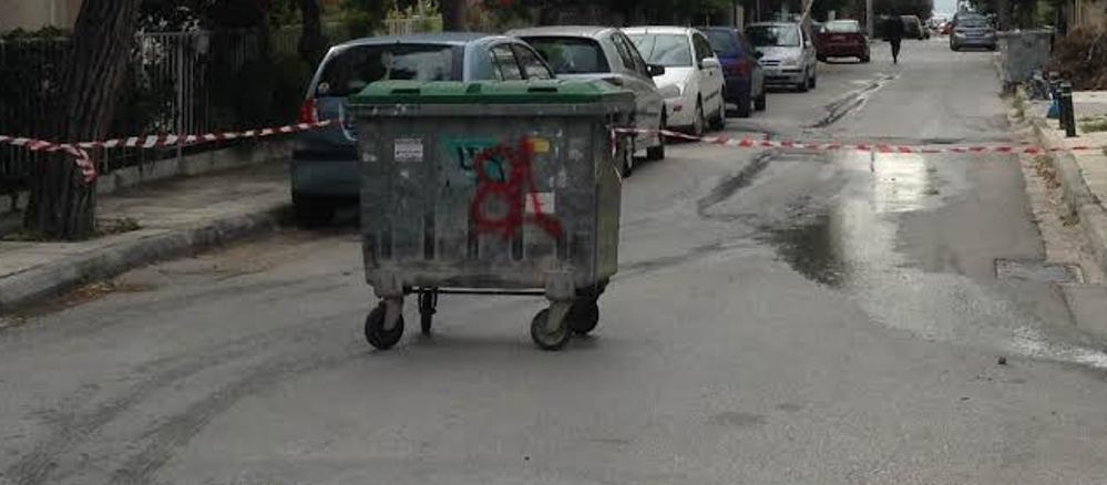 Πάτρα: Νεαροί στήνουν οδοφράγματα με κάδους απορριμμάτων - Προπηλακίζουν άνδρες οδηγούς - "Ερωτοτροπούν" με τις γυναίκες - ΔΕΙΤΕ ΠΟΥ