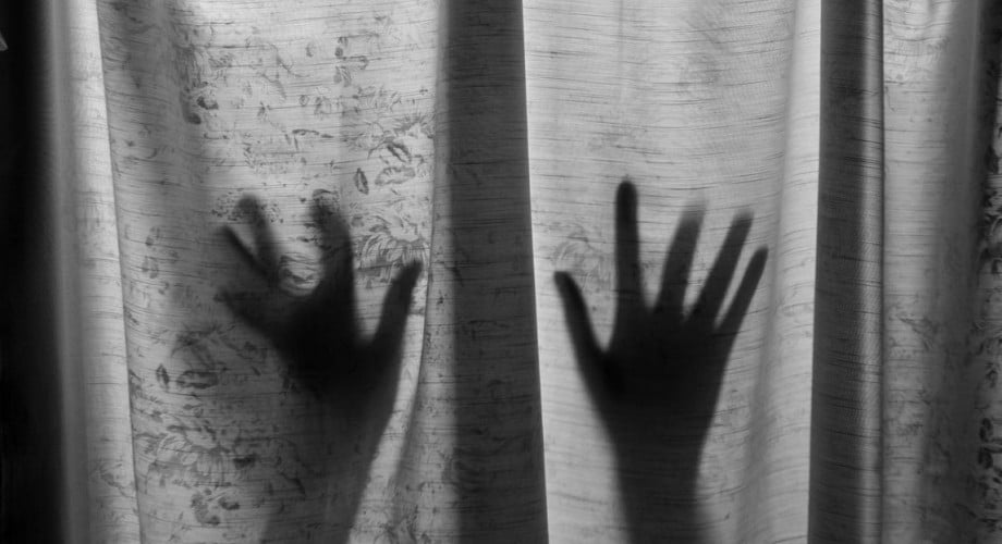 Σοκ στη Βρετανία: Γυναίκα έβγαλε βιβλίο για την επί 13 χρόνια αιχμαλωσία της από Ασιάτη