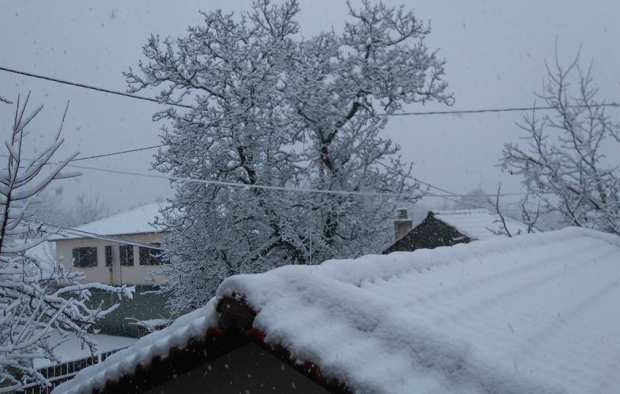 "Βυθισμένο" στο χιόνι και το Βραχνί των Καλαβρύτων