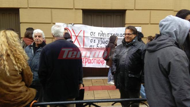 Πάτρα: "Μπλόκαραν" και πάλι πλειστηριασμούς - Συμβολαιογράφος προσπάθησε... κρυφά να μπει στο Ειρηνοδικείο - ΔΕΙΤΕ ΦΩΤΟΓΡΑΦΙΕΣ