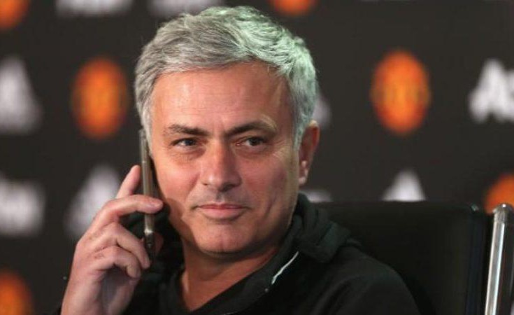 Ο Μουρίνιο σήκωσε το τηλέφωνο δημοσιογράφου την ώρα της συνέντευξης Τύπου - ΔΕΙΤΕ ΒΙΝΤΕΟ