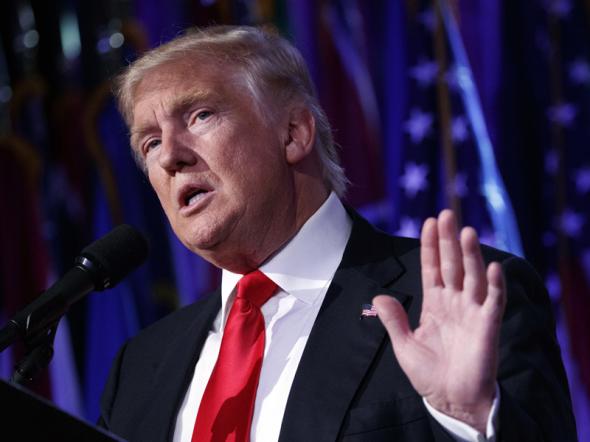 Σε δύο Βίβλους θα ορκιστεί ο Τραμπ - Του Λίνκολν και... της μαμάς του