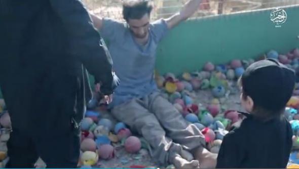 Νέα θηριωδία του ISIS - Έβαλαν παιδί να εκτελέσει όμηρο - ΒΙΝΤΕΟ