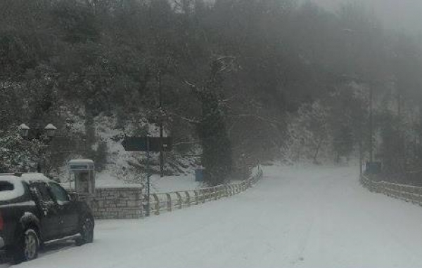 Αχαΐα: Εγκλωβισμένα φορτηγά και αυτοκίνητα στα Τριπόταμα - Κλειστή η "111" - ΦΩΤΟΓΡΑΦΙΕΣ