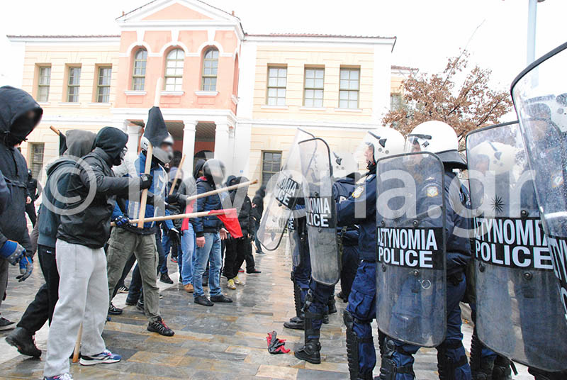 Καρέ καρέ τα επεισόδια πριν τα εγκαίνια γραφείων της Χρυσής Αυγής - ΒΙΝΤΕΟ - ΦΩΤΟΓΡΑΦΙΕΣ
