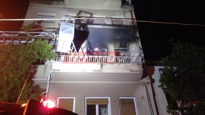 Πάτρα: Φωτιά σε διαμέρισμα πίσω από τον ναό της Παντάνασσας - Εγκλωβίστηκε μια κοπέλα - Καρέ καρέ η μάχη των Πυροσβεστών - ΒΙΝΤΕΟ και ΦΩΤΟΓΡΑΦΙΕΣ