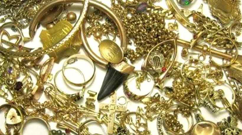 Πάτρα: "Πέταξαν" από το μπάνιο κοσμήματα αξίας 10.000 ευρώ!