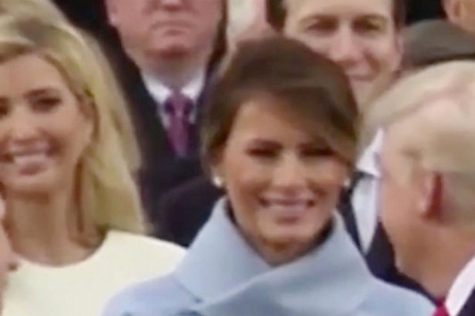 Να γιατί πάγωσε το χαμόγελο στα χείλη της Μελάνια κατά την ορκωμοσία Τραμπ - ΒΙΝΤΕΟ