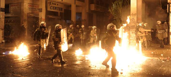 Επίθεση με βόμβες μολότοφ σε διμοιρία των ΜΑΤ στο Πολυτεχνείο