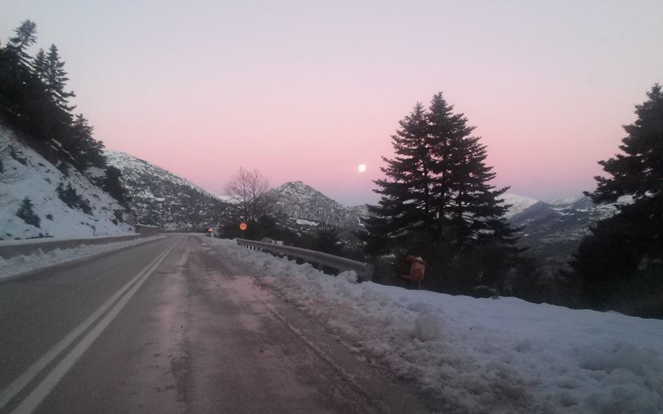 Ξημερώματα στην Πούντας-Καλαβρύτων με χιόνι και φεγγάρι