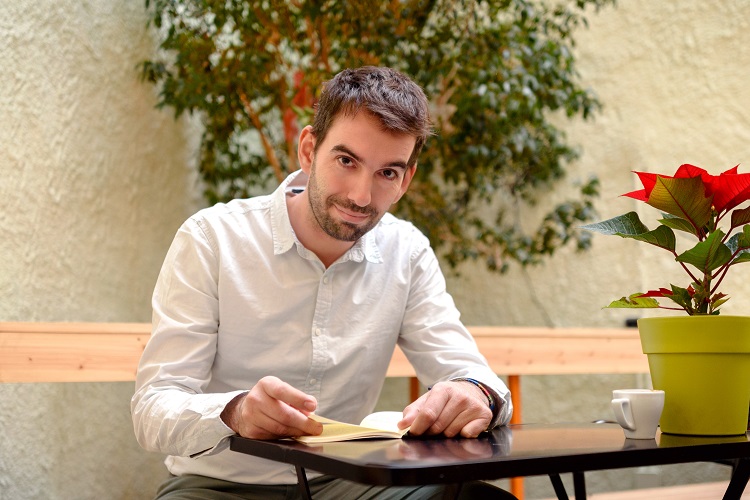 «Ο Ζορό δεν έχει δίπλωμα για διαστημόπλοιο» - Συνέντευξη στο tempo24.gr του συγγραφέα Γιάννη Πανουτσόπουλου