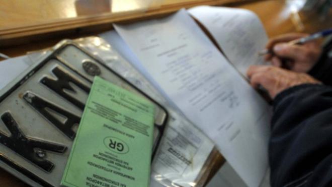 Αύριο τελευταία ημέρα για τέλη κυκλοφορίας και πινακίδες - Πόσες κατατέθηκαν στις εφορίες της Πάτρας