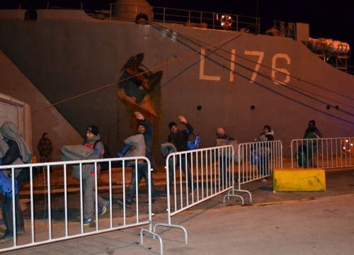 Εκκενώθηκε το αρματαγωγό «Λέσβος» από τους μετανάστες που φιλοξενούσε