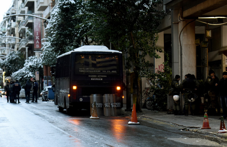 Επίθεση σε διμοιρία των ΜΑΤ στην Χαριλάου Τρικούπη