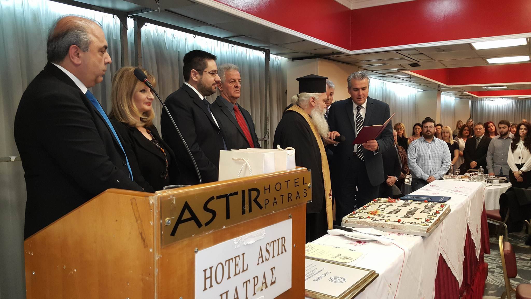 Οι αστυνομικοί έκοψαν την πρωτοχρονιάτικη πίτα τους - Επίτιμοι πρόεδροι οι Β. Κωνσταντόπουλος και Ι. Ταπεινός - Βραβεία σε πρωτοετείς φοιτητές - ΔΕΙΤΕ ΦΩΤΟ