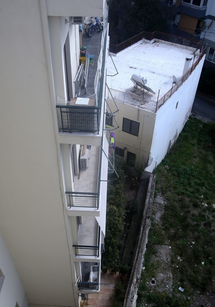 Στον κήπο της πολυκατοικίας κατέληξε ο 6χρονος που έπεσε από μπαλκόνι και σώθηκε!