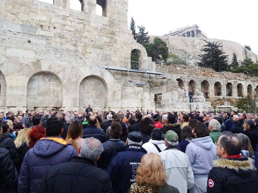 Νέο σόου του Αρτέμη Σώρρα και οπαδών της Ελλήνων Συνέλευσις - Ορκίστηκαν στο Δία κάτω από τον Ιερό Βράχο της Ακρόπολης - ΔΕΙΤΕ ΒΙΝΤΕΟ