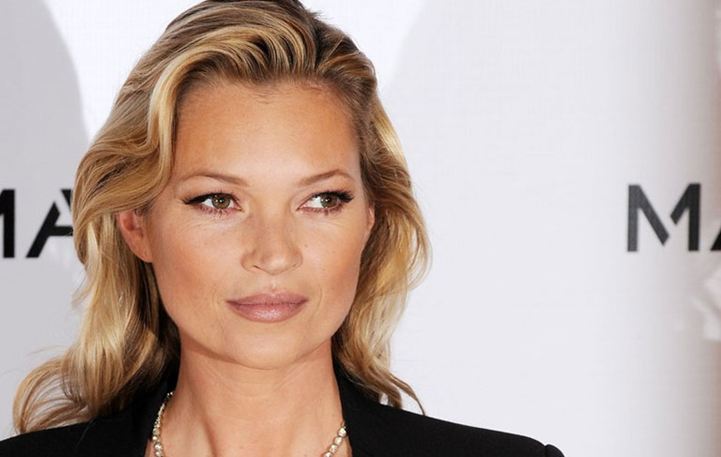 H 48χρονη Kate Moss ποζάρει ολόγυμνη