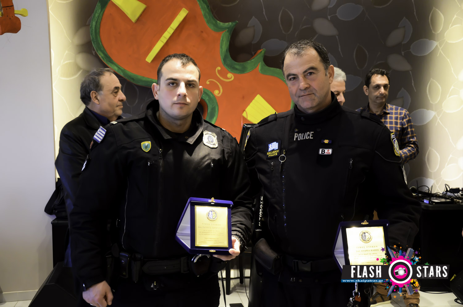 Πάτρα: Συγκινητική στιγμή - Οι συνταξιούχοι αστυνομικοί βράβευσαν τους Κάππο και Πατέντα - ΦΩΤΟ