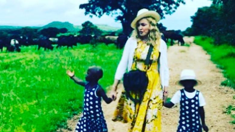 Αυτά είναι τα δίδυμα κοριτσάκια από το Μαλάουι που υιοθέτησε η Μαντόνα