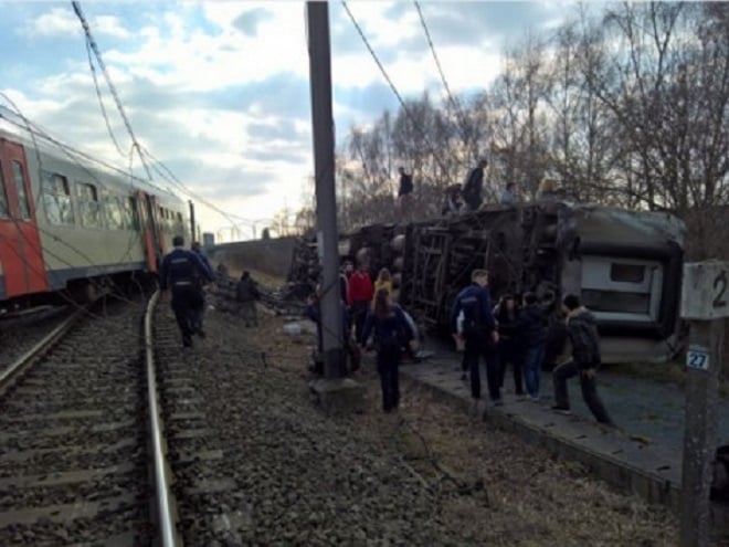 ΕΚΤΑΚΤΟ - Εκτροχιάστηκε τρένο στο Βέλγιο - Πληροφορίες για πολλούς τραυματίες!