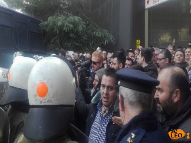 Ένταση με αγρότες στη ΔΕΘ - Σήκωσαν τα κάγκελα για να μπουν μέσα - ΔΕΙΤΕ ΒΙΝΤΕΟ