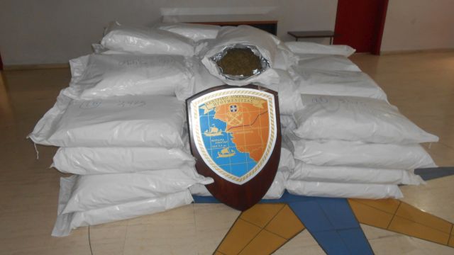 Φορτηγό με λιπάσματα "έκρυβε" 382 κιλά κάνναβης - Το "μύρισαν" Λιμενικοί στην Ηγουμενίτσα - ΦΩΤΟ