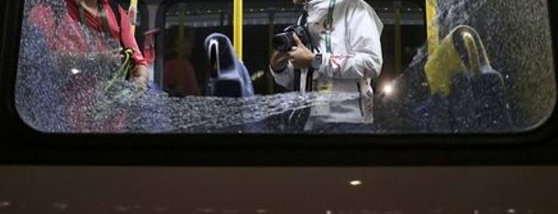 Έσπασαν με βαριοπούλες λεωφορείο του ΟΑΣΑ που εκτελούσε δρομολόγιο